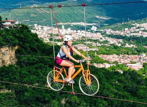 Bicicable y cable vuelo sobre el cañón