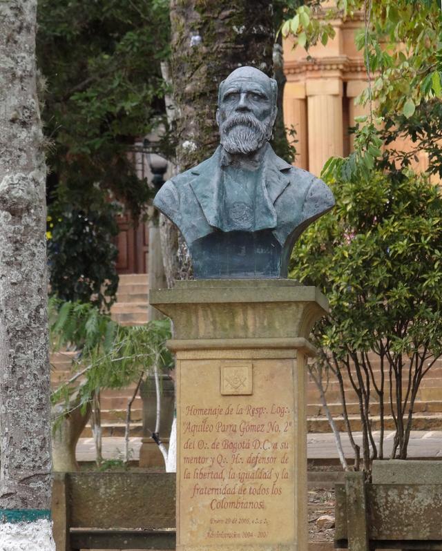 Busto de Aquileo Parra en el Parque Principal