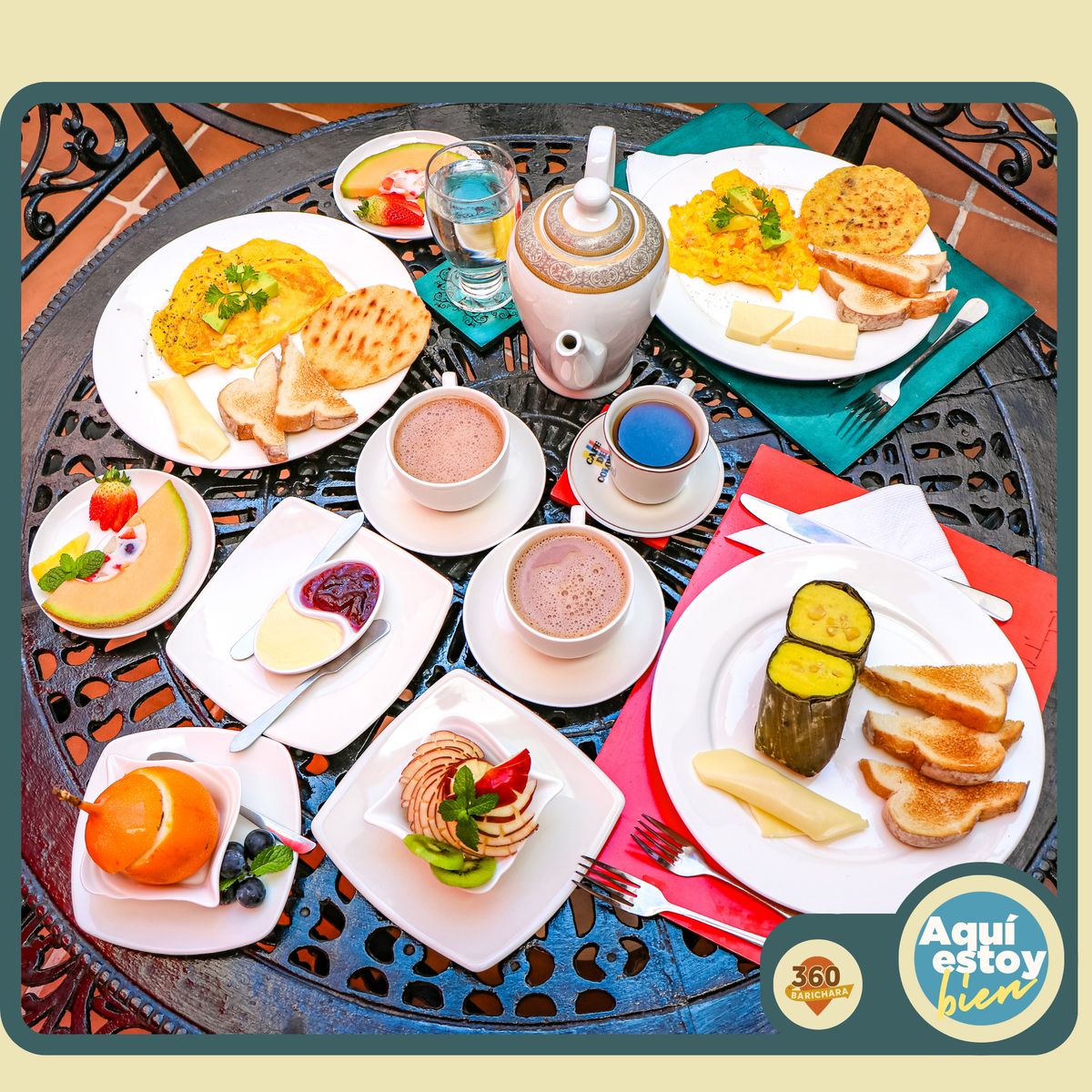Desayuno casero en Aquí Estoy Bien: huevos, arepa, tamalito santandereano, pan, frutas, chocolate y café